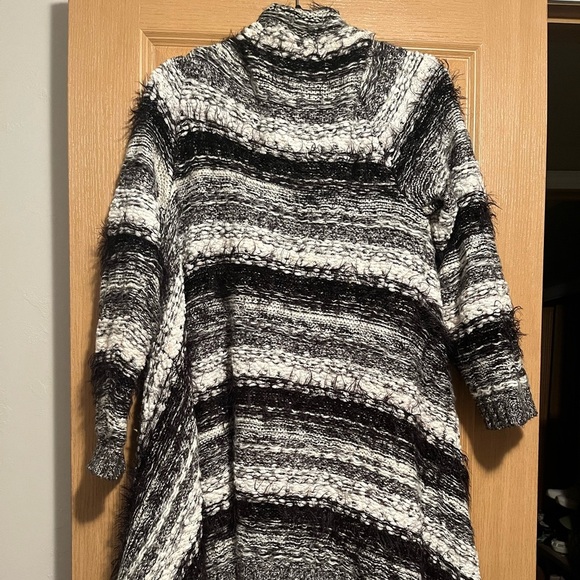 Kensie Oversized Black and White Cardigan - Picture 8 of 10